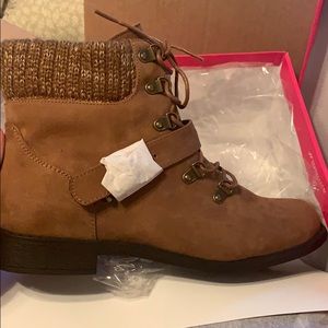 New size 12 camel boots fits like 11